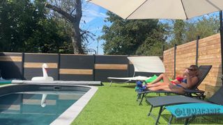 Nel giardino delle lesbiche non manca mai il divertimento con i dildos