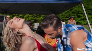 La festa della scopata di Cheerleader Kait con Lucas Frost