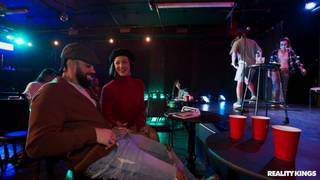 Evelin succhia furtivamente il cazzo nero di James Angel in uno slam poetico