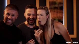 Scopata furtiva al bar della cameriera Lia Lin con Jimmy Bud. Full HD