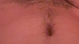 Quando succhia un cazzo, si ritrova con la faccia piena di sperma caldo.