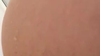 Lei adora i giocattoli sessuali e, una volta indossatolo, non vuole toglierlo