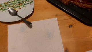 Questa bella ragazza francese vuole sperma fresco per la sua colazione