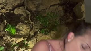 Tiffany arriva con la bocca secca e vuole bagnarla con un cazzo