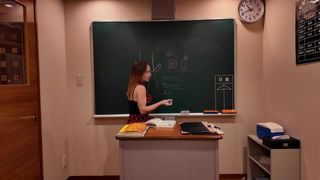 Questa bella giovane vuole darci una lezione di porno con il suo giocattolino