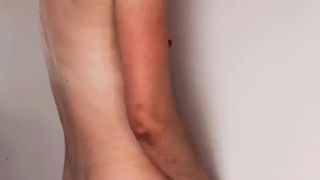 L'abito quasi trasparente le durerà poco quando inizierà a masturbarsi