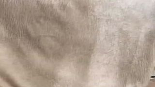 La nostra magrinha preferita si piscia sulla telecamera per eccitarci