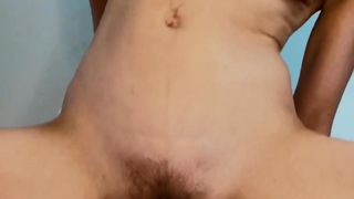 La mora con figa pelosa si diverte da sola sulla sua sedia toccandosi