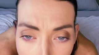 La Flaca si spoglia per poi infilare il giocattolo nella figa pelosa