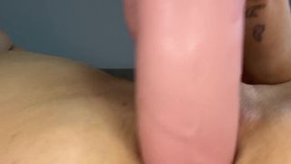 Mostra la figa pelosa e si masturba per farci vedere il suo dildo