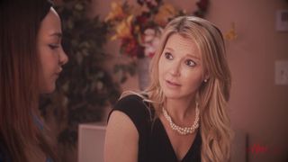 Laura Bentley guida Rissa May per la sua prima scopata lesbica!