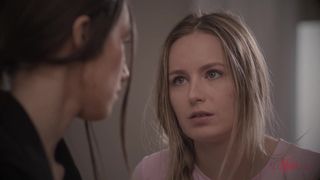 Lesbianismo erotico tra le simpatiche Maya Woulfe e Scarlett Sage