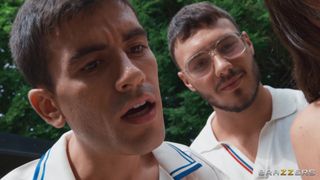 Lavoratrice del sesso Klara Divine si intrufola per un pompino a Danny D