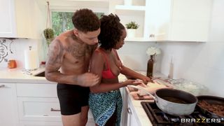 La bella ebony Elsie fa impazzire Air Thugger con un pompino bavoso