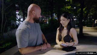 Rikako Katayama ha un'avventura di una notte a Tokyo con un grosso cazzo nero