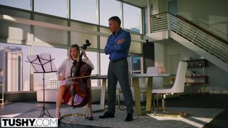 La malcriata Carolina riceve una lezione dal suo professore Mick