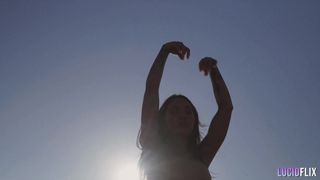 Honey Gold si fa scopare da Seth Gamble fuori nel deserto!