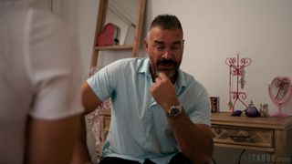 Charles fa inginocchiare la sua figliastra Madison Wilde per farle succhiare