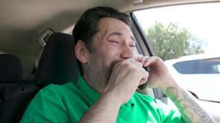 La rossa Madison Morgan fa succhiare la sua figa succosa a Tommy Pistol