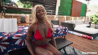 Stephanie Raee è pronta a iniziare a succhiare il grosso cazzo di J Mac