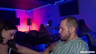 Lucy Lotus si consegna a quest'uomo e poi glielo succhia al bar