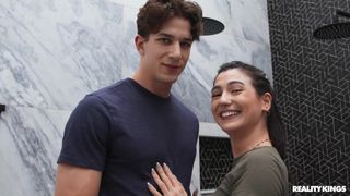 Megan Mistakes si inginocchia per succhiare il cazzo dell'imprenditore