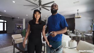 Emerald Loves si ricorda dei suoi film porno in una casa di riprese