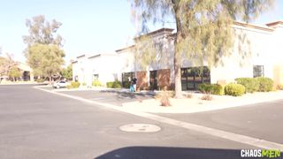 Ty Roderick fa succhiare il suo cazzo a Benvi fuori sul bordo del marciapiede