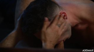 Ryder Owens si avvicina a Noah Asli pronto a succhiare il suo cazzo e le sue palle