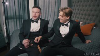 Il testimone di Leo Louis aiuta Marcus segandolo prima del matrimonio