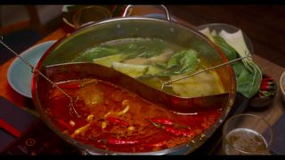 Al hotpot, Zoé e Jonas si eccitano ai peperoncini con il loro cameriere