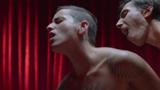 Louise Swell si fa devastare in un trio dopo il tango erotico