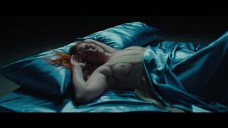 La dama riceve visite erotiche durante la sua notte da incubo