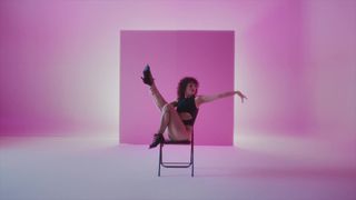 Nina Exotika balla in un lap dance privato pagato da Zaawaadi