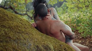 Arson Leigh e Mickey Mod si avventurano eroticamente nella foresta