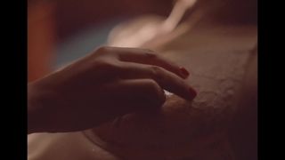 Maisy Taylor e Bunnie Bennet si divertono al bordo del lago