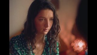 Maisy Taylor e Bunnie Bennet si divertono al bordo del lago