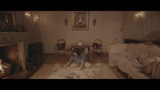 Nora nella sua nuova casa si masturba eroticamente