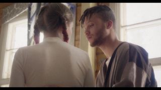 Riba Nevaeh non può fare a meno di fantasticare sul suo modello nudo Oja Kay