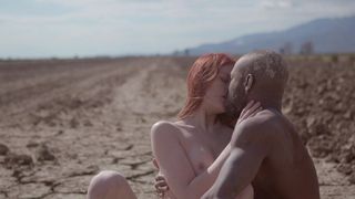 La rossa ha sempre desiderato sesso erotico nel fango con un nero.