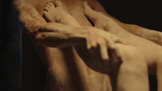 Le carezze più erotiche al corpo sporco e ai piedi di Lucy Huxley