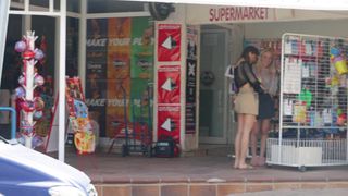 Due amiche esibizioniste passeggiano nude per la strada e per la spiaggia