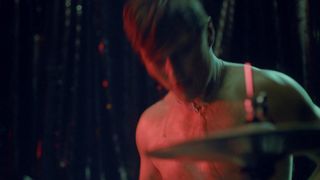 La latina andò in un club notturno di strippers neri