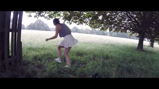 Questa bella monella incarna la bellezza naturale allo stato puro!