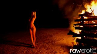 Irina Sivalna ci renderà pazzi con il suo corpo fine incredibile
