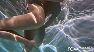 Mashenka è una ucraina con un corpo divino da mostrare in acqua