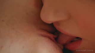 Ellie Luna con Leona Mia si strofinano la figa su un velluto verde