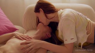 Cherry Crush e Leona Mia si lanciano in una seduzione lesbica!