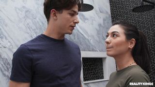 Megan Mistakes ingoia il cazzo di Parker Ambrose mentre il suo BF filma