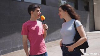 Niño Polla intervista alcune donne e poi le scopa